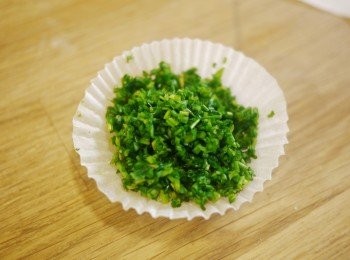 step2: 細香蔥洗淨用濕紙巾擦乾切碎,如果沒有細香蔥,可用一般的超市買到的青蔥.
但青蔥含水量高,可以切碎後用烤箱烤個3~5分鐘再使用.
