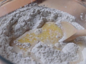 step2: 逐少將混合液加入麵粉內，不停攪拌 （可能不用下全部混合液，成麵團便可）