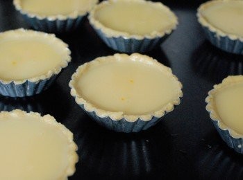 step6: 將<span class="group_2">蛋漿</span>倒入撻皮內，約8至9分滿，然後放入已預熱200度焗爐，焗約10分鐘，此時蛋塔液會凝固及微微脹起，然後再調至180度，再焗10-15分鐘即成～