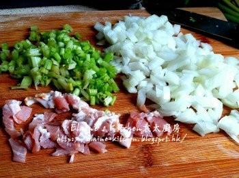 step2: 期間將洋蔥去衣切粒 , 芹菜莖切粒 , 煙肉切細片