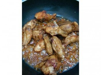 step5: 倒進去之後，中火攪拌均勻讓<span class="group_3">醬汁</span>包裹每一塊雞肉，收乾汁就可以起鍋了~