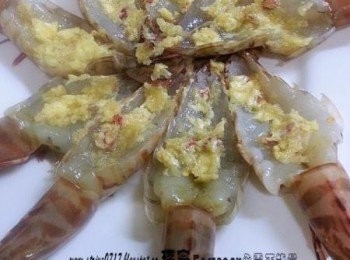 step4: 將牛油蒜茸分佈在每隻蝦身上。