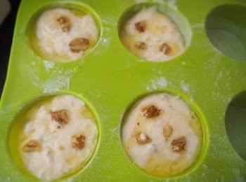 step3: 焗模四周塗一層未融化的牛油，再均勻地灑上少許麵包(有防黏作用)；倒進麵糊至七八分滿，放上堅果，在面層淋上剩下的牛油溶液。放入預熱至180度的焗爐內焗30至40分鐘(視乎焗模大小)，面層呈金黃色為準