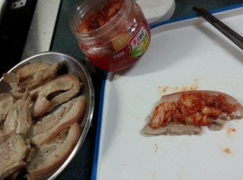 step4: 將泡菜加在豬肉上,將豬肉卷起