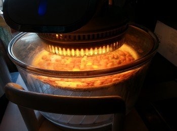 step6: 再做餡部份:花生放入光波爐,用高架,180c波8-10分鐘,中途開蓋炒一炒