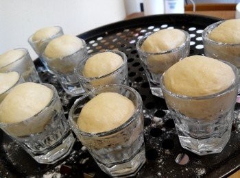 step4: 5、直接將小麵團，放入小杯裡.做最後發酵動作