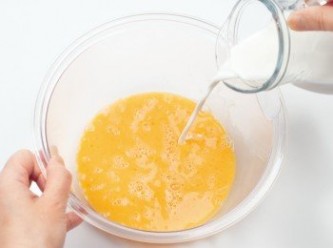 step2: 加入牛奶、鹽、菜籽油（或米糠油）充分攪拌均勻。