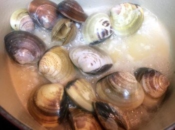 step2: 放入蛤蜊炒匀後，加味醂和清酒，炒匀蓋好等約3至4分鐘至開口。