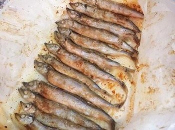 step5: 烤20分鐘後取出，烤箱調升溫到200度， 打開覆蓋的鋁箔紙和烘焙紙讓魚露出來，再撒上適量胡椒鹽，入烤箱烤5分鐘即可。 食用時，擠上另外半顆的檸檬汁。