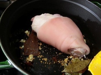 step5: 將豬手兩邊略為煎香