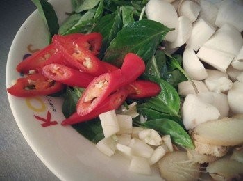 step1: 洗淨杏鮑菇並切塊、九層塔、敲蒜頭、切薑片、斜切辣椒，備用 ;