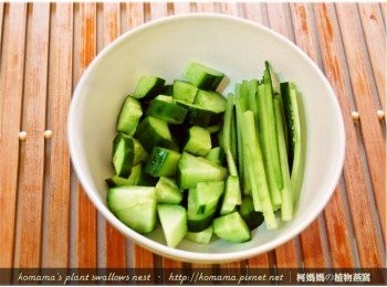 step3: 小黃瓜洗淨後,分切成塊狀與條狀後備用。