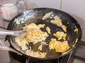 step4: 每次下 50 毫升牛奶，下牛奶後以打蛋器拌勻後再下另一次牛奶，直至牛奶全部用完。
