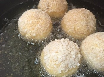 step5: 以170℃的油溫、油炸至金黃色後即可享用。