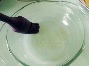 step17: 此時，預熱焗爐200度。焗盤掃上一層油