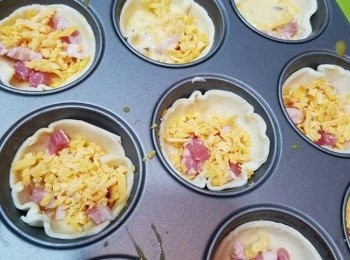step3: 而家做雞蛋?嘅餡料。將兩隻雞蛋及一隻蛋黃加入parleys 同忌廉打勻。

 喺酥皮杯內逐一加入煙肉餡料，芝士碎?及雞蛋餡料。180度焗30分鐘就得架喇。