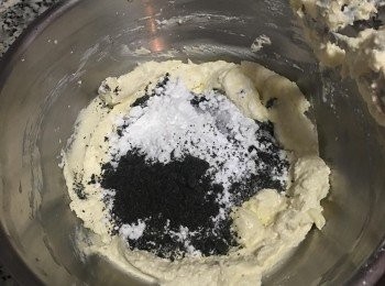 step18: 接著放入芝麻粉與糖粉，