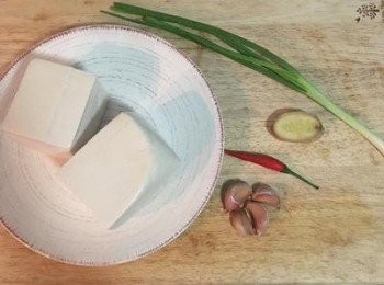 step1: 蔥、薑、蒜、辣椒用可飲用水清洗後擦乾。