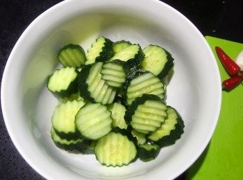 step2: 將切片的小黃瓜加入鹽稍微混合,靜置20分鐘讓小黃瓜殺菁去漬。