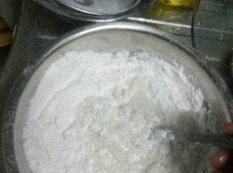 step4: 將椰漿混合物倒入粉內拌勻