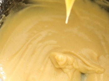 step8: 以小火邊加熱邊攪拌，煮至濃稠成吉士醬。（要注意冷卻後會更濃稠一點，不要煮過火）