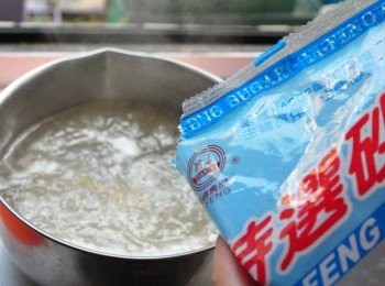 step7: 冷水煮滾後放入洋菜粉滾煮約８分鐘後，加入細砂糖後繼續滾煮２分鐘再關火