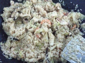 step5: 最後加入糯米跟調味料翻炒加入2杯水收乾湯汁.再放入電鍋燉煮.外鍋兩杯水{量杯}電鍋跳起即可{不需要再悶}