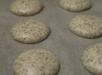 step5: 放入烤箱，上火60-70度烤至表面風乾結殼，用手輕碰不沾黏。最後用上下火150度左右，烤20-30分鐘。當馬卡龍烤出裙邊時，可將上火調低一些。