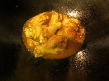 step2: 用油锅将鸡槌煎至五成熟，然后放所有<span class="group_3">调味料</span>小火焖至汁浓稠。(小火焖7分钟，中大火烧至汁浓稠既可。