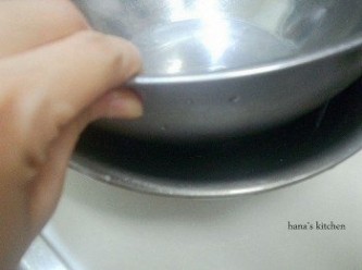 step4: 準備一盆熱水,再將一個乾淨的盆子放在上面,這叫隔水加熱.