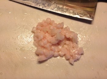 step3: 肥豬肉汆水後放入清水中浸一會，切細粒備用