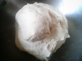step3: 將麵團搓至成形，搓約10分鐘，期間可沾點水在手上，搓至麵團表面平滑。將麵團放入碗內，加點油，用保鮮紙封口，靜待15分鐘發酵