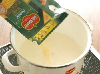 step5: 加入粟米粒拌勻煮滾。