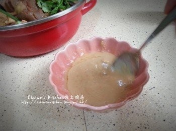 step11: 將3磚腐竹放入碟內 , 加入糖 , 熟生油 , 浸腐乳的汁拌勻至滑身成沾羊腩的腐乳醬即可