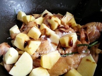 step6: 再加入薯仔 , 調味料拌勻