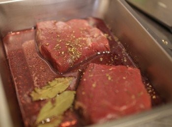 step1: 將牛排用紅酒及香料醃過