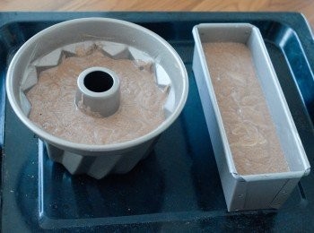 step5: 將蛋糕糊倒入焗盤內，放入已預熱180度的焗爐內，焗約40至45分鐘，或至蛋糕全熟