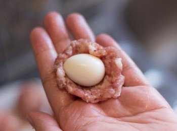 step4: 取出豬肉，分成十二份，手微微沾濕後取一份肉，壓成一塊足夠包起鵪鶉蛋般大之圓形，放上鵪鶉蛋包起，用手壓至肉平均包上