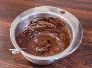 step14: 蛋糕面做法：5 分鐘後以打蛋器拌勻至朱古力完全溶化。