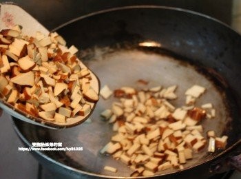 step11: 倒進全部豆干下去炒香。