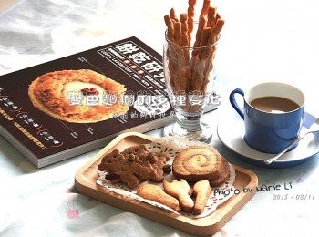 step16: 一份《起司麵糰》；一份《可可麵糰》
就能變化出《雙色耳朵餅》《餐具小餅乾》《豐收小熊餅》
還有越吃越順口的《捲捲餅乾棒》
配上一杯咖啡，或是一壺好茶
再搭上一本有趣的好書
怡然自得的閒適《Tea Time》就是一大享受~

※這餅乾的口感是酥脆的
無論是《雙色耳朵餅》兩種口味混著吃
或是《小熊與餐具》兩種口味分開吃
甚至是一根接一根的《捲捲餅乾棒》
即使只有兩種口味的麵糰在做變化
視覺卻讓味覺產生了很滿足的豐富享受喔！！！