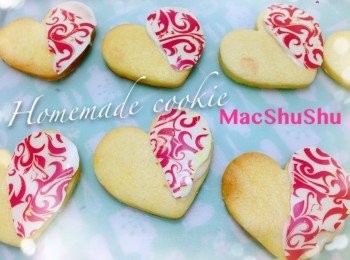 step8: 待朱古力完全冷卻乾透才小心翼翼將膠片輕輕拉起移走，此時膠片底下的花紋便會完完全全轉移到朱古力曲奇上