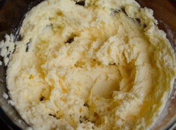 step1: 先用電動打蛋器打發牛油和糖，至淡黃色