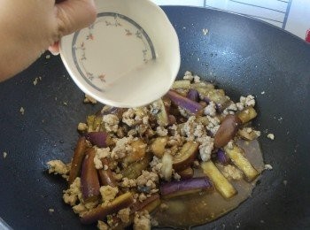 step7: 試味， 用少許生粉水埋薄芡便完成。**(不同品牌的調味料味道不一, 及鹹魚鹹度不同， 請按自己的口味將調味料的份量微調。)