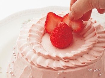 step12: 表面則放上切好的草莓作為裝飾。