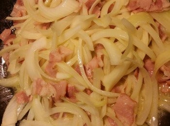 step1: 洋蔥切條。煙肉切小片，腸仔切小片。意粉煲至9成熟拿起備用。