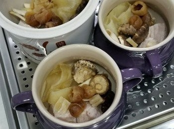 step1: 花膠先發好。
瘦肉切細件飛水。
冬菇浸軟去蒂，蒂和浸冬菇水留用。
淮山，圓肉，瑤柱浸水。