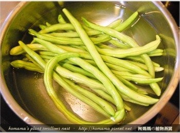 step2: 將四季豆去頭去尾剝絲，並用清水洗淨後，直接入鍋川燙至熟即可。