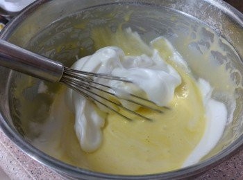 step3: 將（2）分2次加入（1）中， 輕力混合成蛋糕槳，（留意避免消泡）