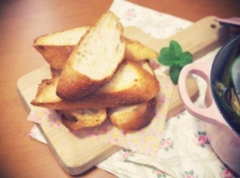 step8: 搭配法國麵包一起享用吧:) 默默地拿起冰箱的啤酒一起開動...哈哈!!!